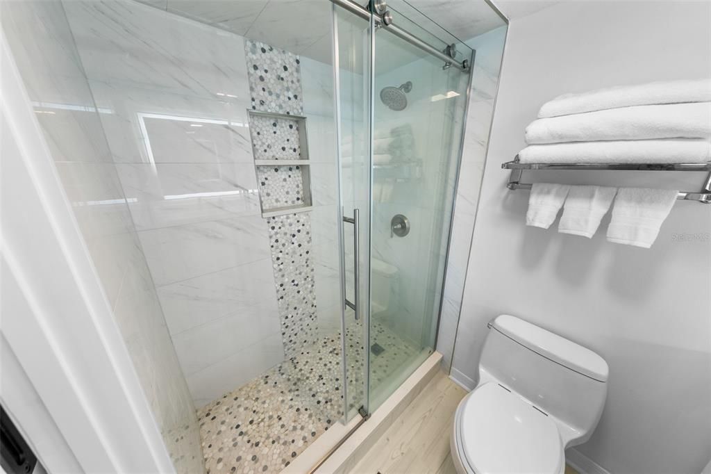 For Sale: $349,900 (2 beds, 2 baths, 876 Square Feet)