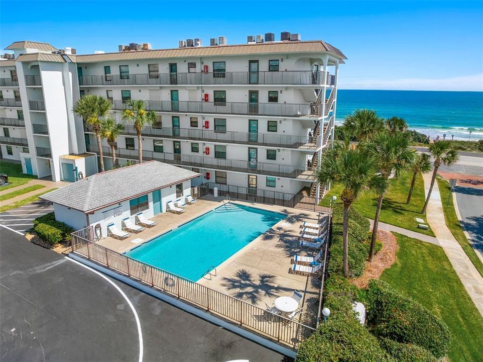 For Sale: $349,900 (2 beds, 2 baths, 876 Square Feet)