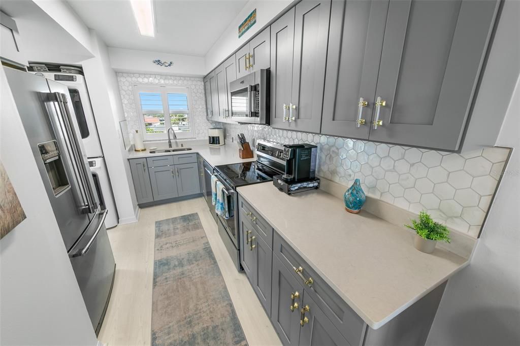 For Sale: $349,900 (2 beds, 2 baths, 876 Square Feet)