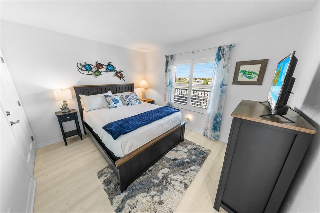 For Sale: $349,900 (2 beds, 2 baths, 876 Square Feet)