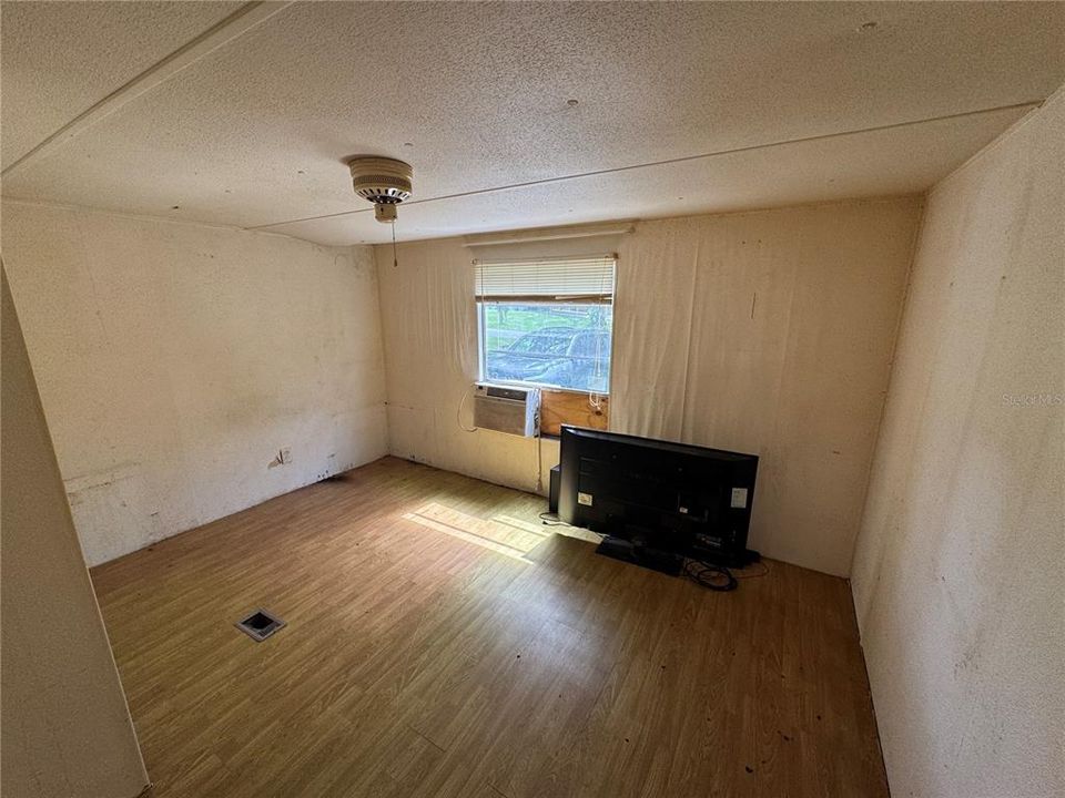 For Sale: $125,000 (2 beds, 1 baths, 784 Square Feet)