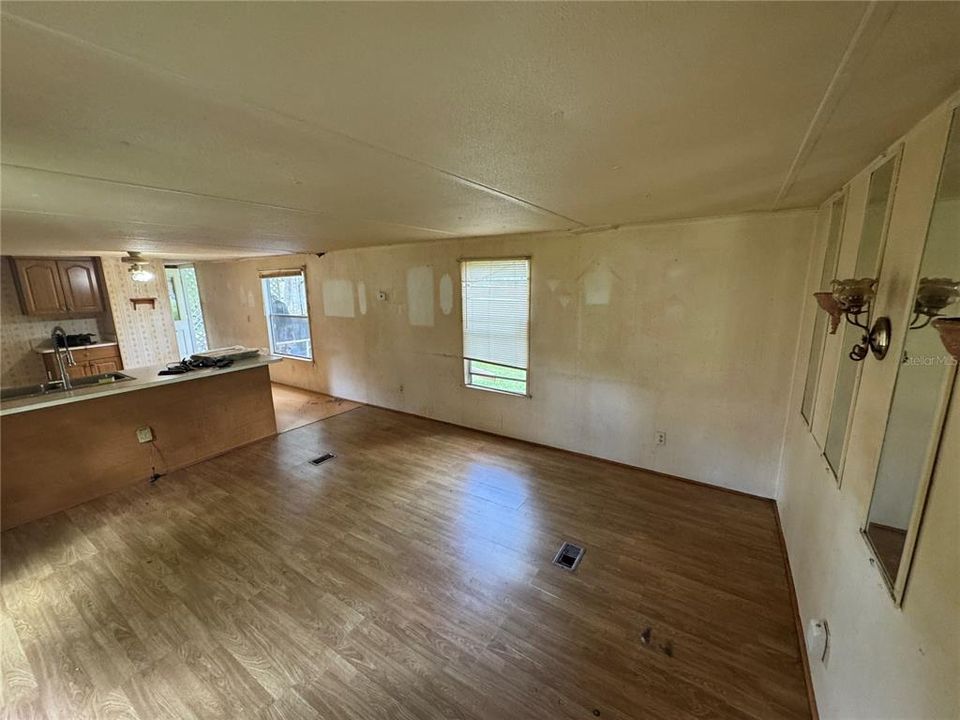 For Sale: $125,000 (2 beds, 1 baths, 784 Square Feet)