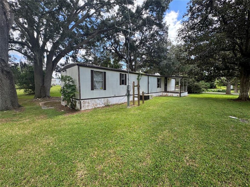 For Sale: $125,000 (2 beds, 1 baths, 784 Square Feet)