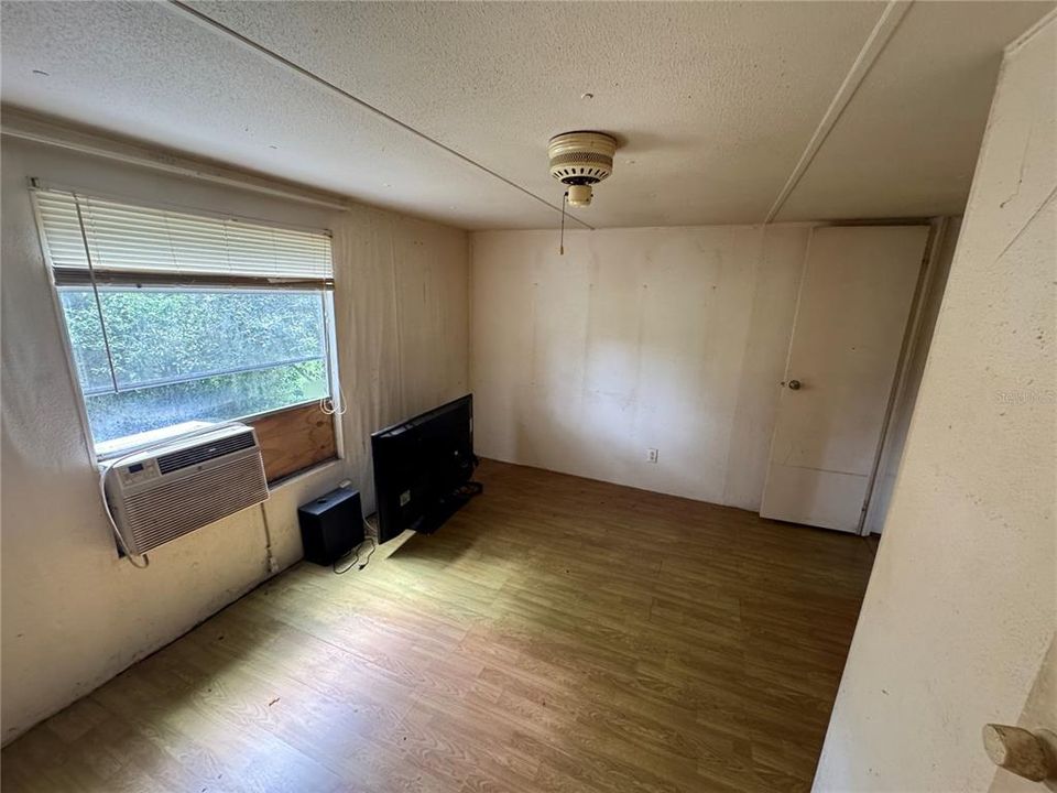 For Sale: $125,000 (2 beds, 1 baths, 784 Square Feet)