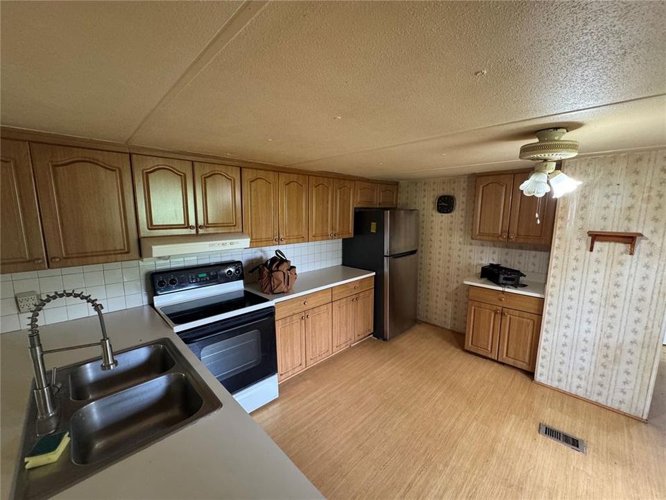 For Sale: $125,000 (2 beds, 1 baths, 784 Square Feet)