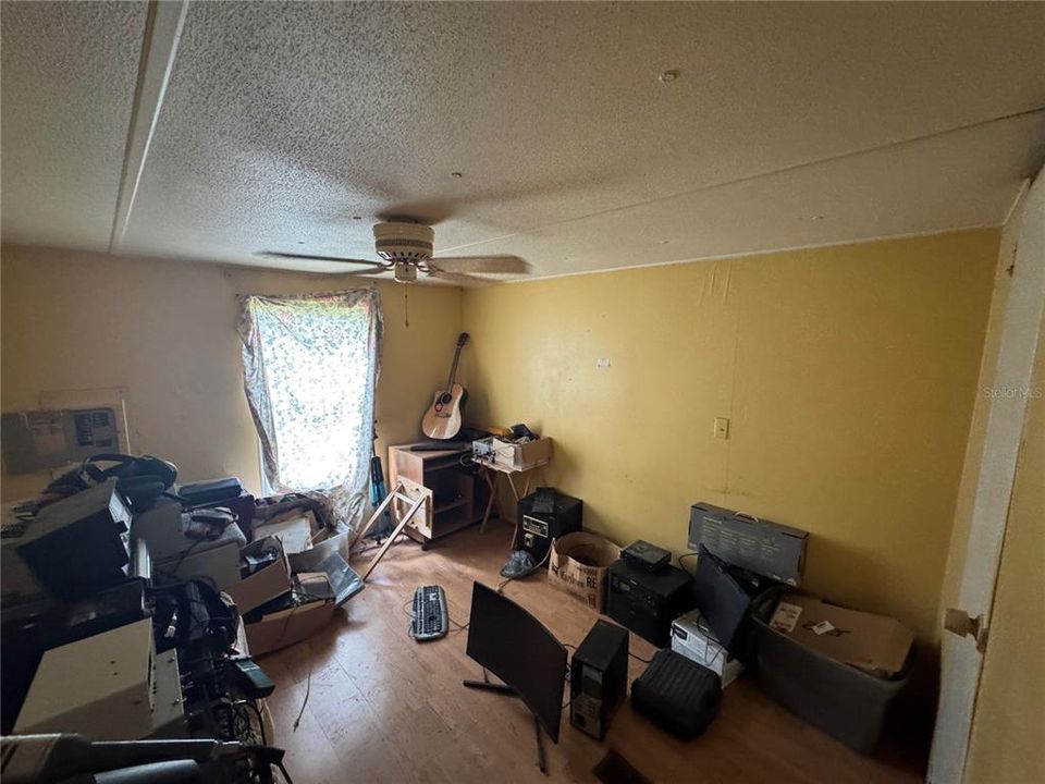 For Sale: $125,000 (2 beds, 1 baths, 784 Square Feet)