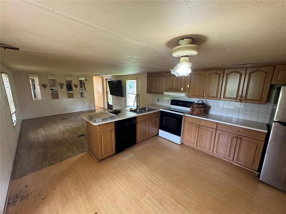For Sale: $125,000 (2 beds, 1 baths, 784 Square Feet)