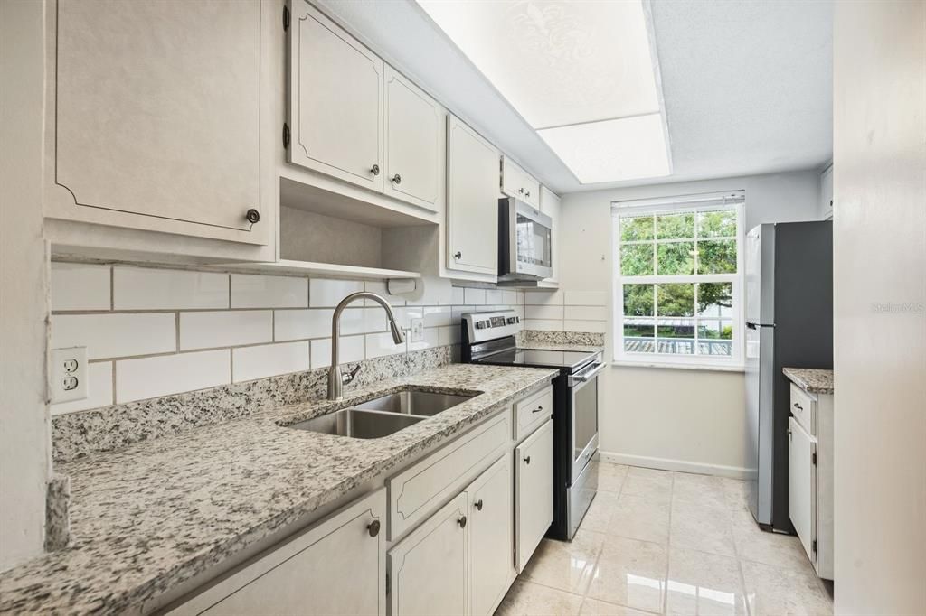 For Sale: $118,000 (1 beds, 1 baths, 725 Square Feet)