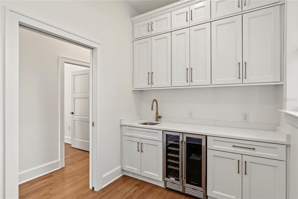 For Sale: $1,100,000 (3 beds, 2 baths, 1950 Square Feet)