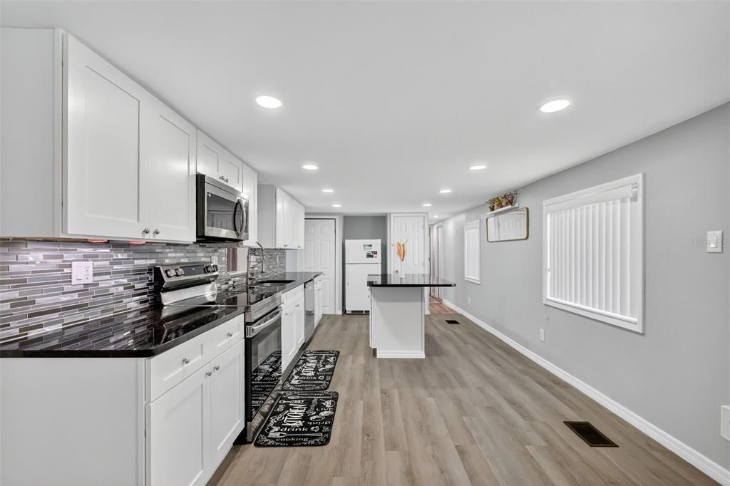 For Sale: $159,900 (2 beds, 2 baths, 792 Square Feet)