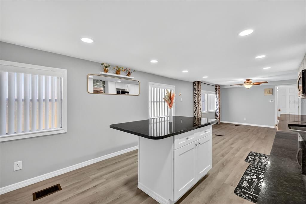 For Sale: $159,900 (2 beds, 2 baths, 792 Square Feet)
