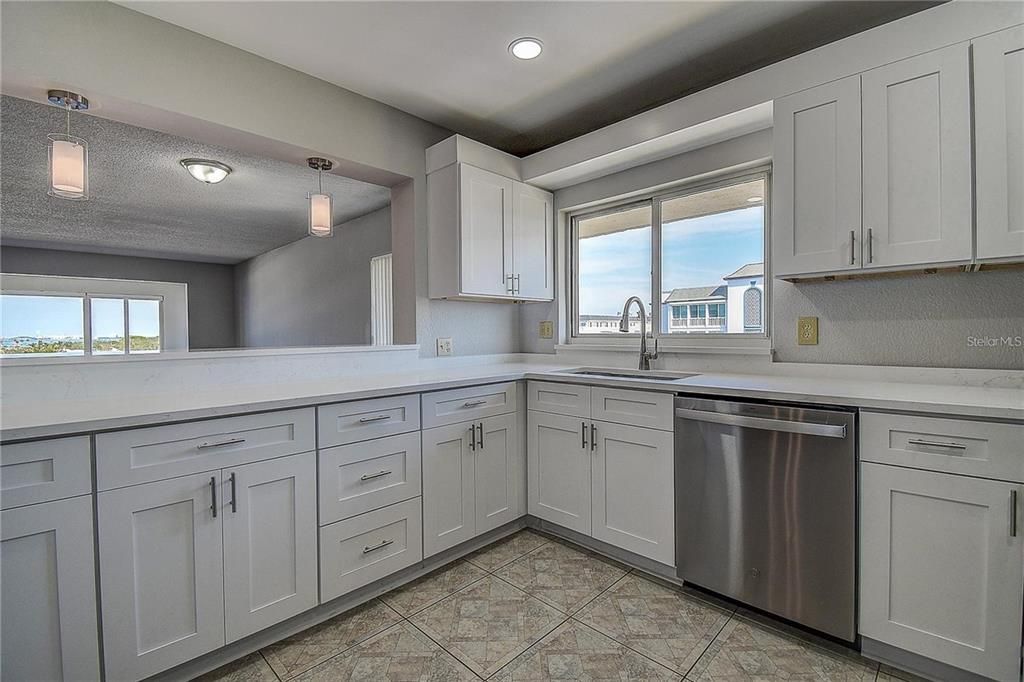 For Sale: $350,000 (2 beds, 2 baths, 1565 Square Feet)