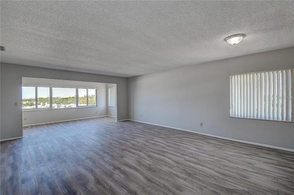 For Sale: $350,000 (2 beds, 2 baths, 1565 Square Feet)