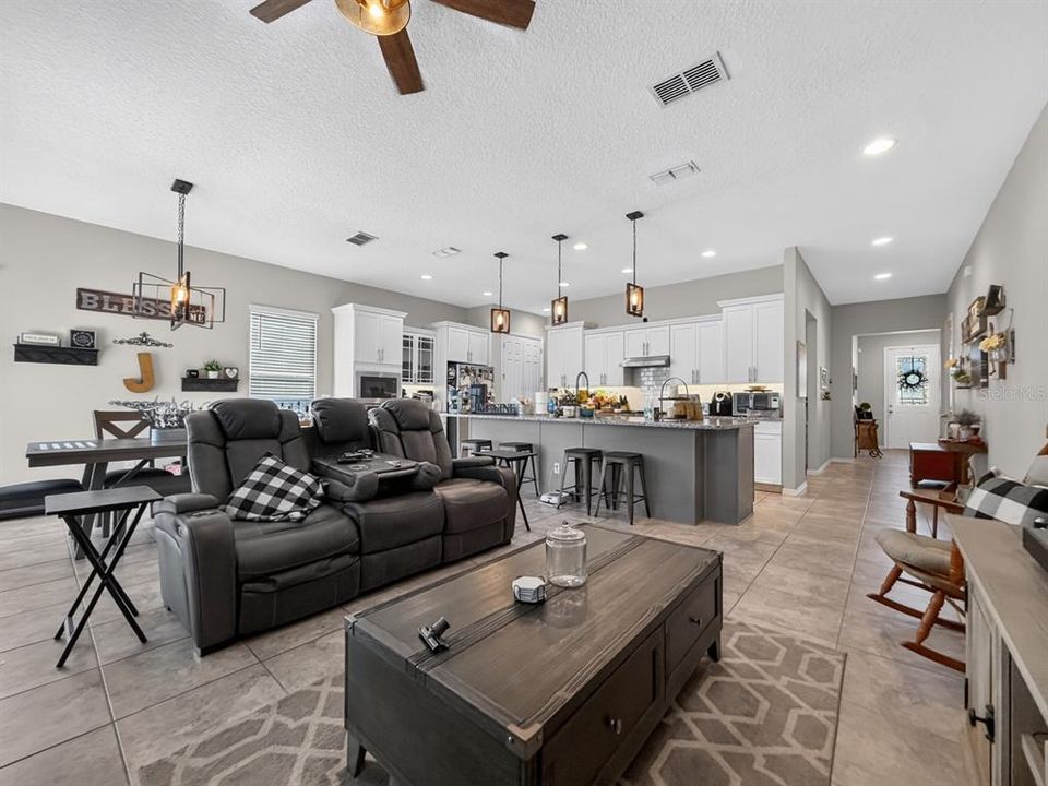 For Sale: $419,800 (3 beds, 2 baths, 1943 Square Feet)
