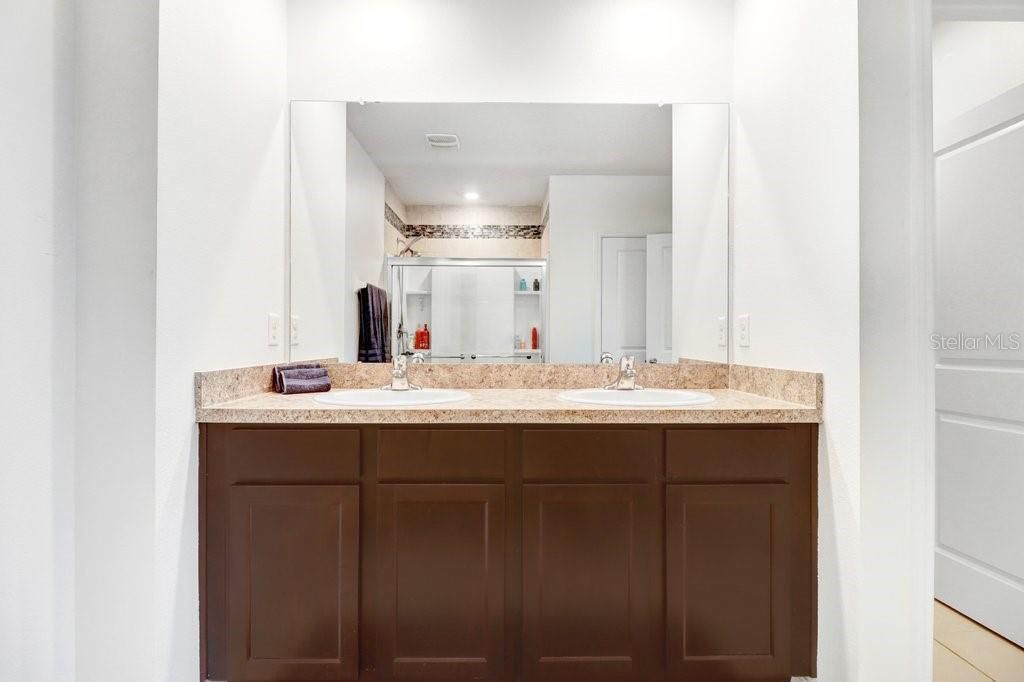 For Sale: $369,000 (5 beds, 3 baths, 2552 Square Feet)