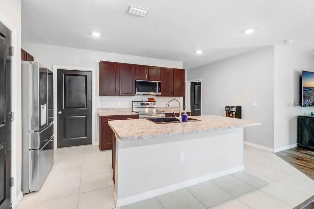 For Sale: $369,000 (5 beds, 3 baths, 2552 Square Feet)