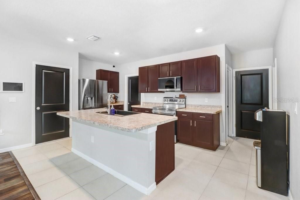 For Sale: $369,000 (5 beds, 3 baths, 2552 Square Feet)