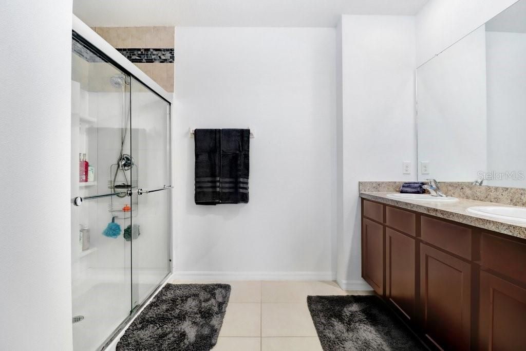 For Sale: $369,000 (5 beds, 3 baths, 2552 Square Feet)
