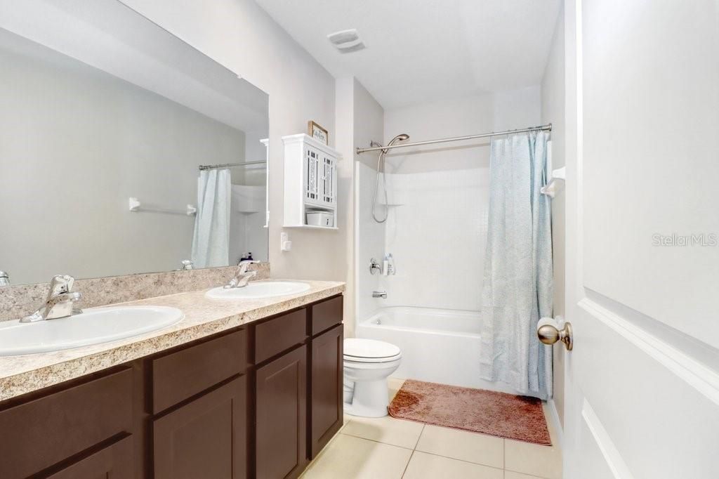 For Sale: $369,000 (5 beds, 3 baths, 2552 Square Feet)