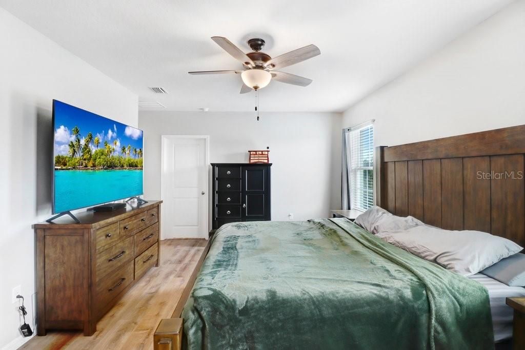 For Sale: $369,000 (5 beds, 3 baths, 2552 Square Feet)