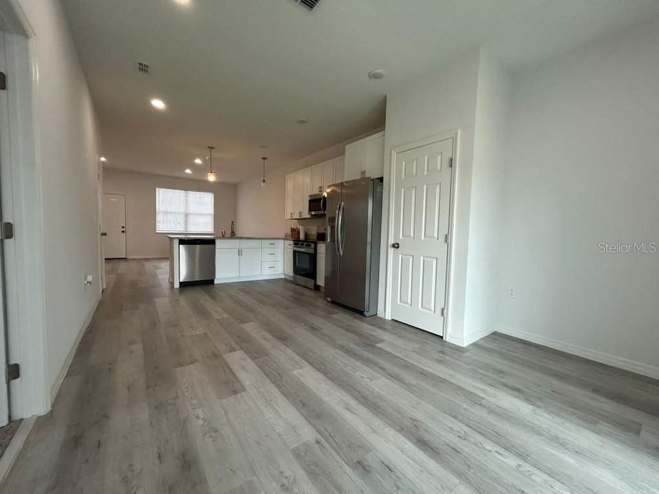 For Rent: $2,100 (3 beds, 2 baths, 1416 Square Feet)