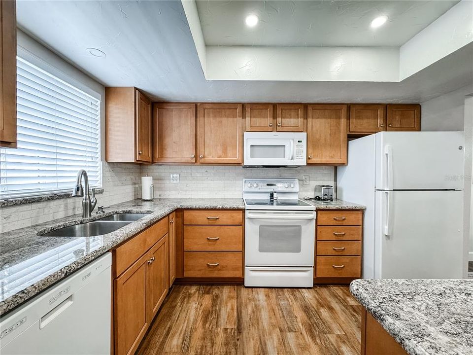 На продажу: $169,900 (2 спален, 2 ванн, 1144 Квадратных фут)