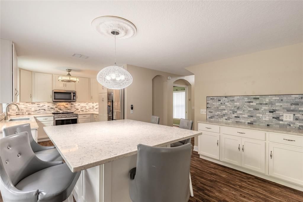 For Sale: $375,000 (3 beds, 2 baths, 1704 Square Feet)