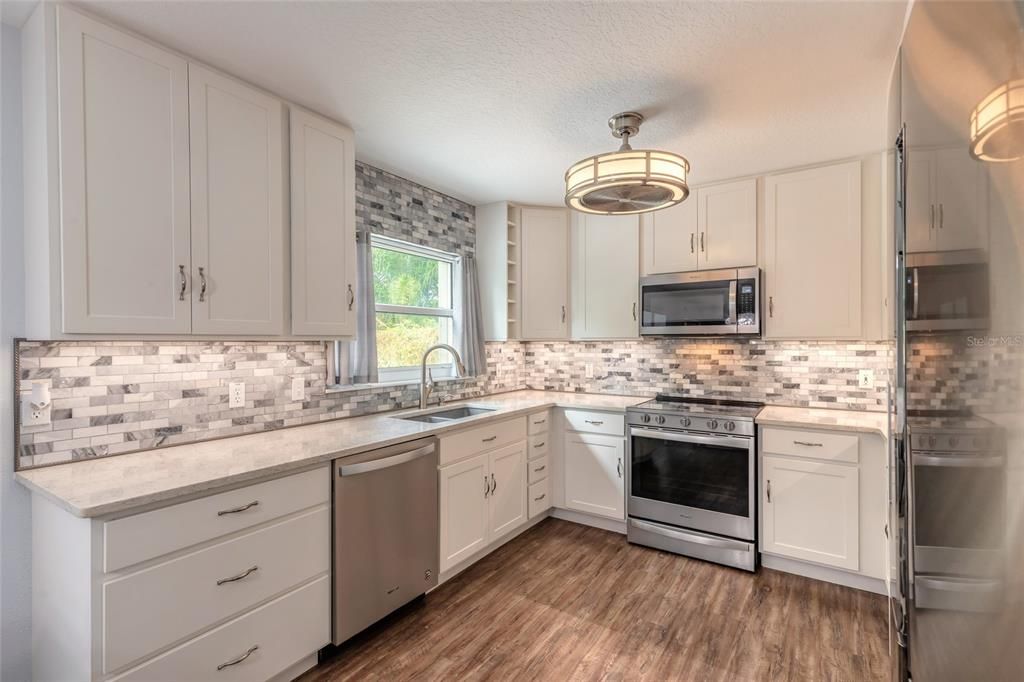 For Sale: $375,000 (3 beds, 2 baths, 1704 Square Feet)