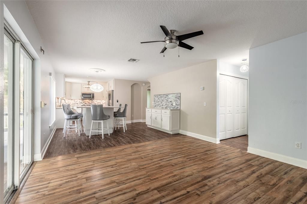 For Sale: $375,000 (3 beds, 2 baths, 1704 Square Feet)