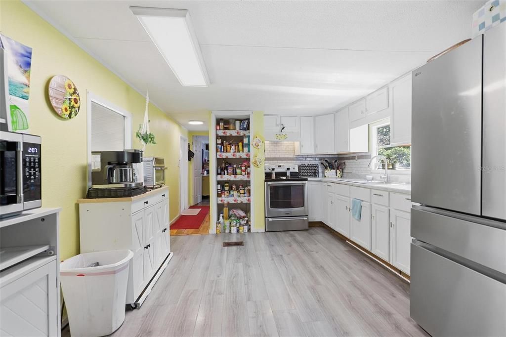For Sale: $165,000 (2 beds, 1 baths, 672 Square Feet)