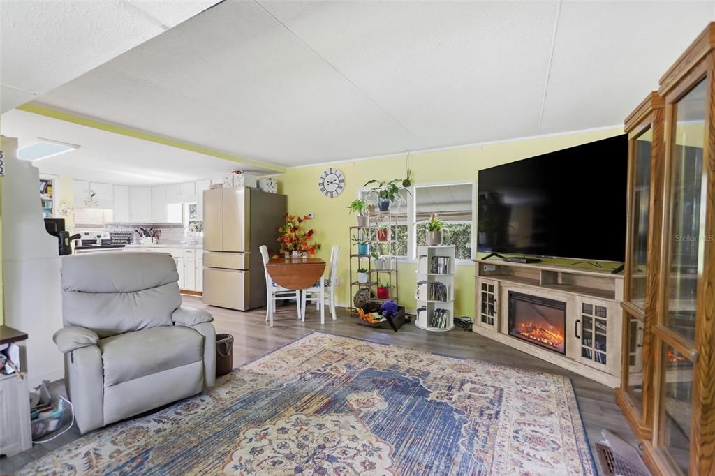 For Sale: $165,000 (2 beds, 1 baths, 672 Square Feet)