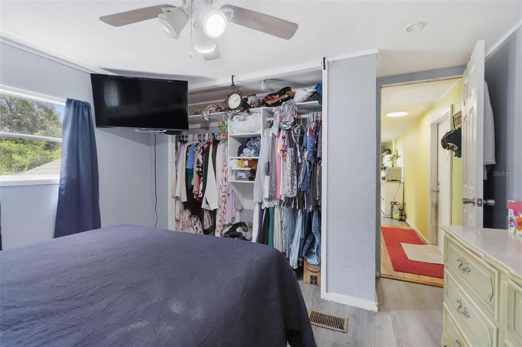 For Sale: $165,000 (2 beds, 1 baths, 672 Square Feet)