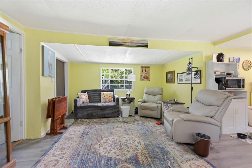 For Sale: $165,000 (2 beds, 1 baths, 672 Square Feet)