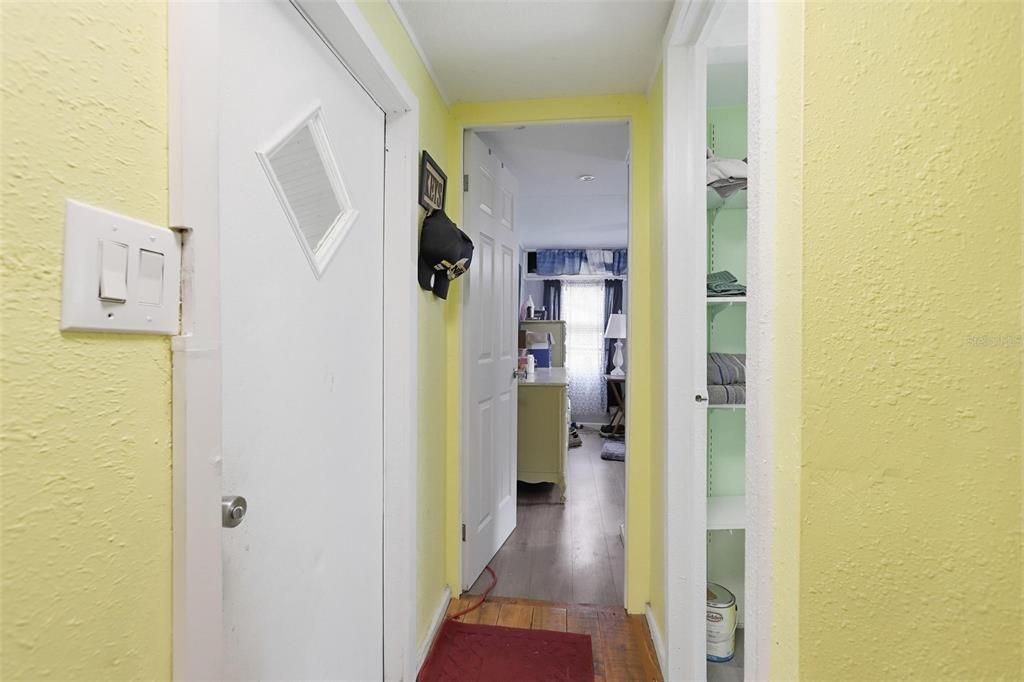 For Sale: $165,000 (2 beds, 1 baths, 672 Square Feet)