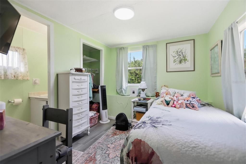 For Sale: $165,000 (2 beds, 1 baths, 672 Square Feet)