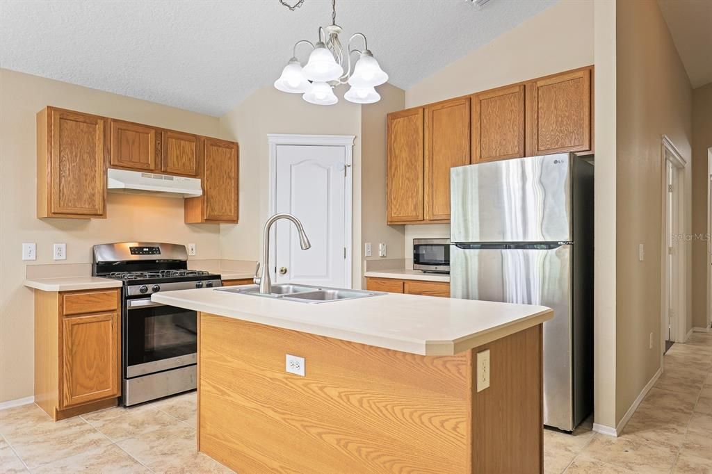For Rent: $2,400 (3 beds, 2 baths, 1300 Square Feet)