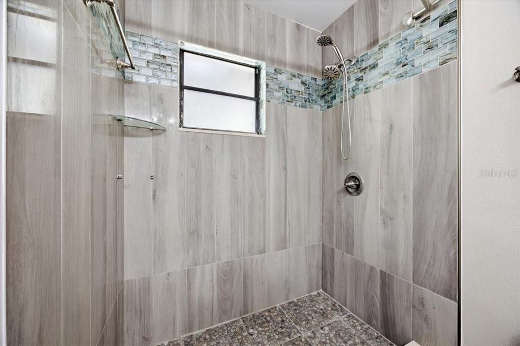 En Venta: $394,500 (4 camas, 2 baños, 1600 Pies cuadrados)