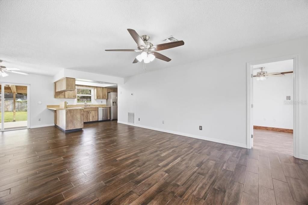 En Venta: $394,500 (4 camas, 2 baños, 1600 Pies cuadrados)