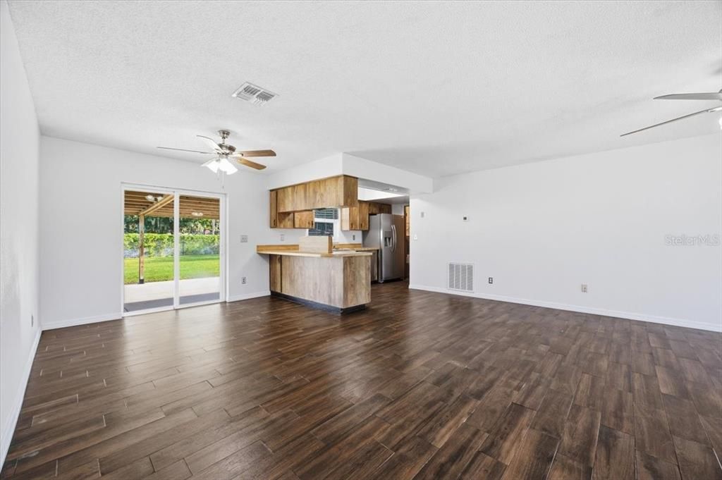 En Venta: $394,500 (4 camas, 2 baños, 1600 Pies cuadrados)