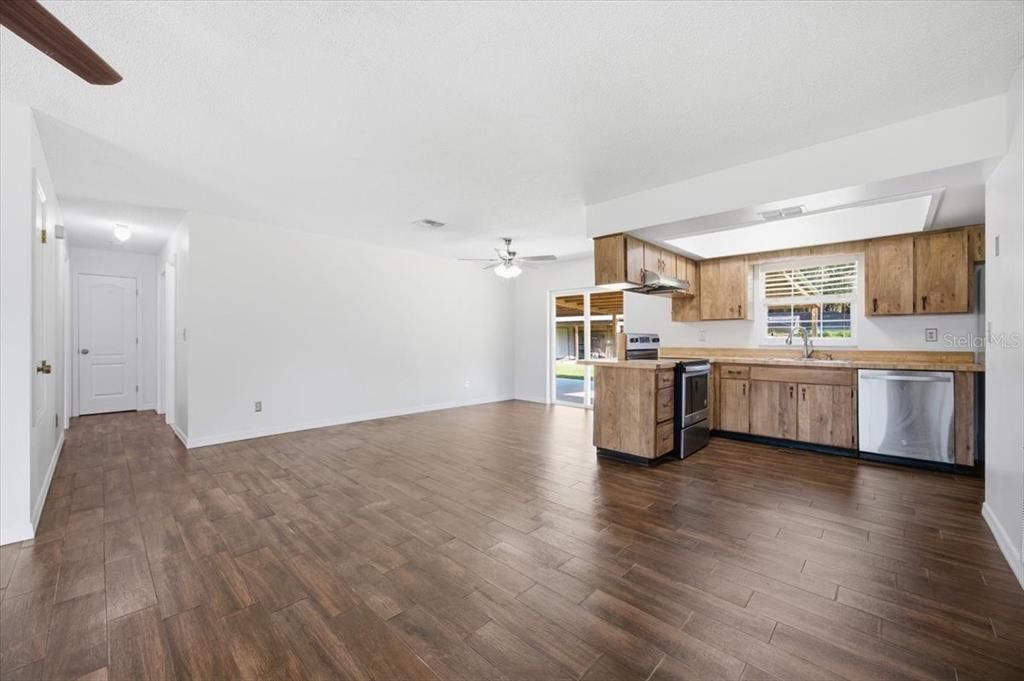 En Venta: $394,500 (4 camas, 2 baños, 1600 Pies cuadrados)