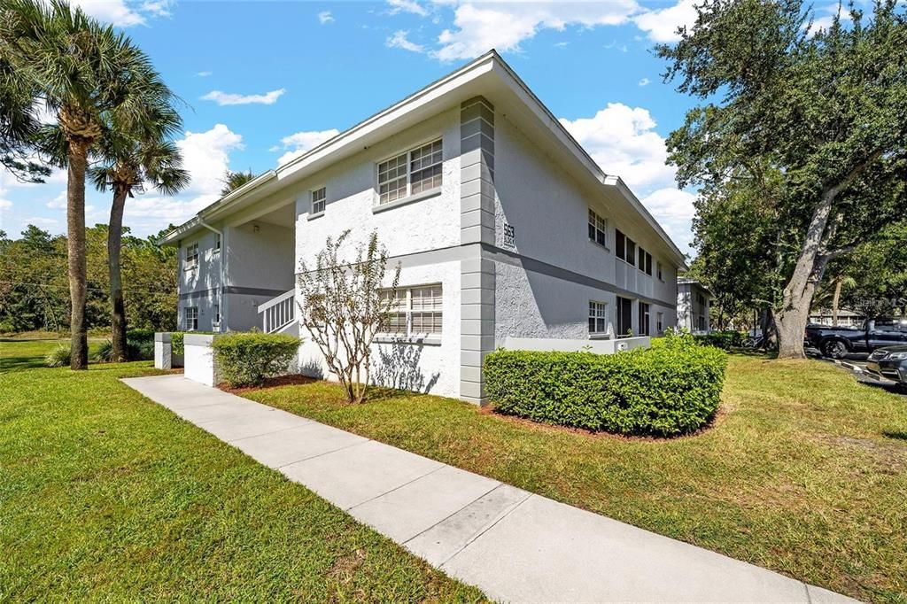For Rent: $1,300 (2 beds, 2 baths, 837 Square Feet)