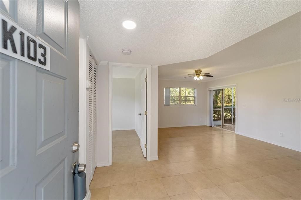 For Rent: $1,300 (2 beds, 2 baths, 837 Square Feet)
