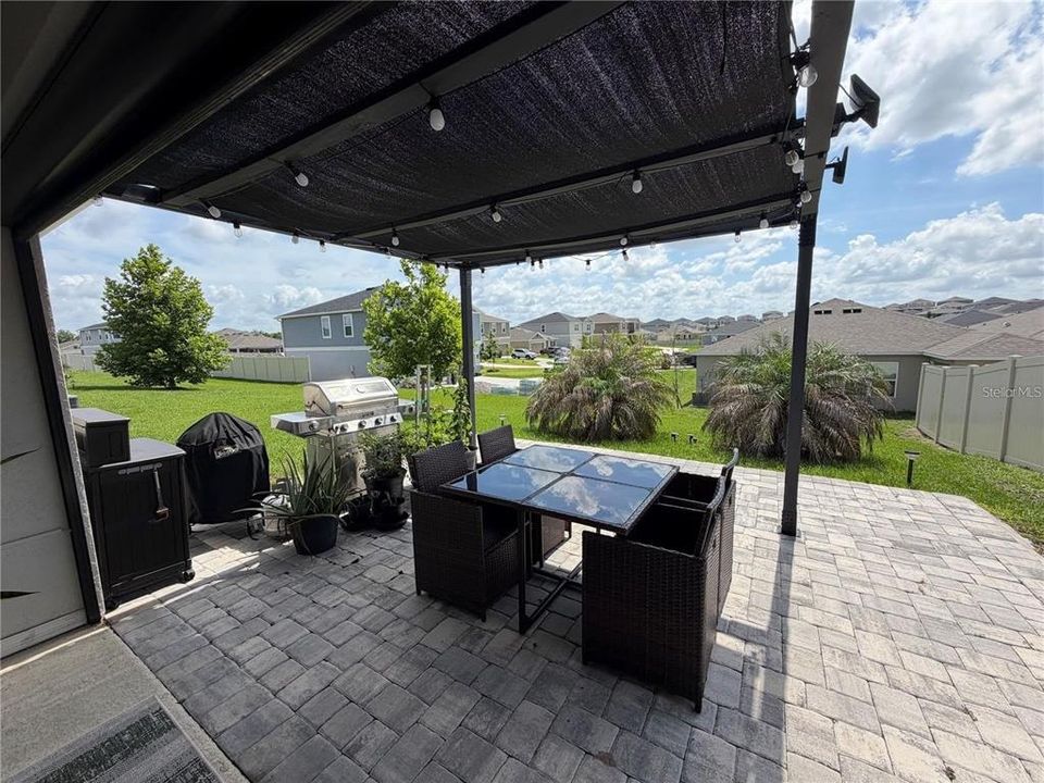For Rent: $2,100 (4 beds, 2 baths, 2004 Square Feet)