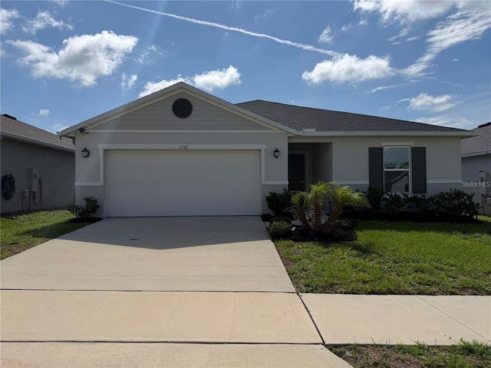 For Rent: $2,100 (4 beds, 2 baths, 2004 Square Feet)