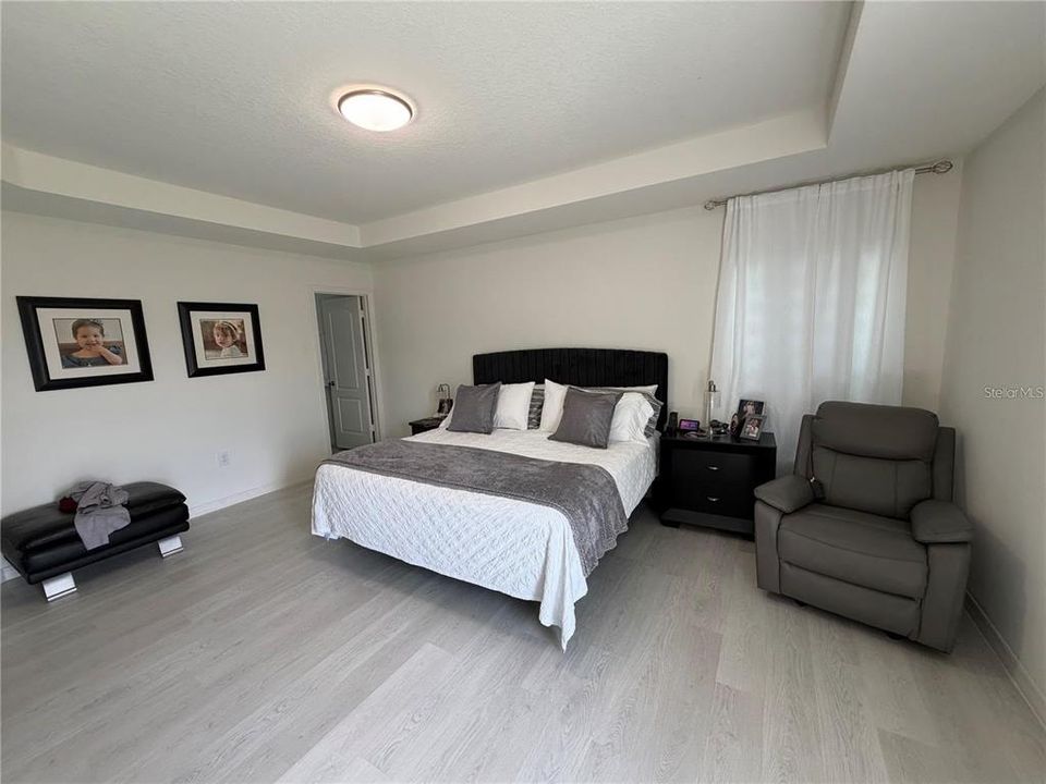 For Rent: $2,100 (4 beds, 2 baths, 2004 Square Feet)