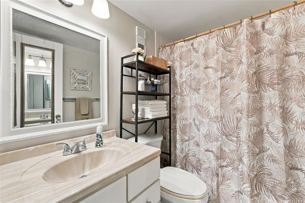 For Sale: $165,900 (2 beds, 2 baths, 897 Square Feet)