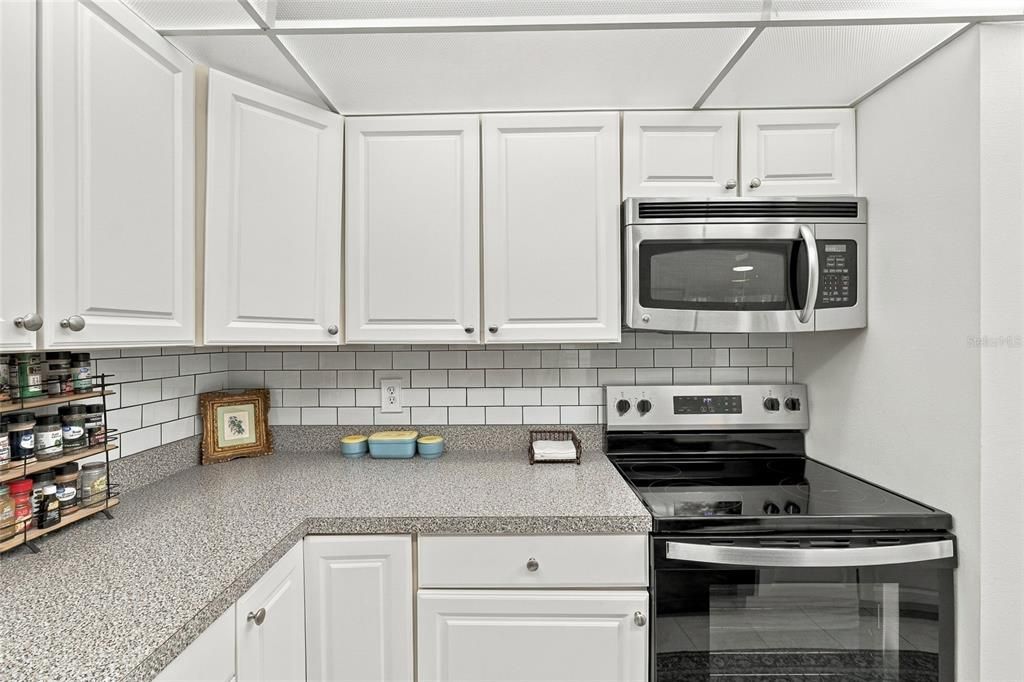 For Sale: $165,900 (2 beds, 2 baths, 897 Square Feet)
