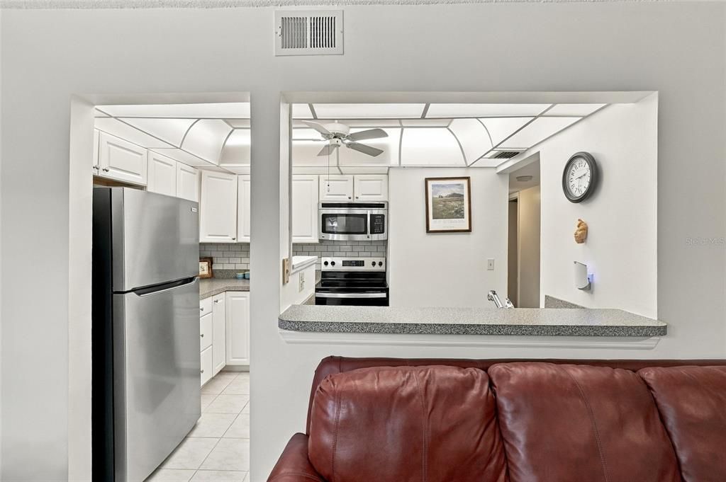 For Sale: $165,900 (2 beds, 2 baths, 897 Square Feet)