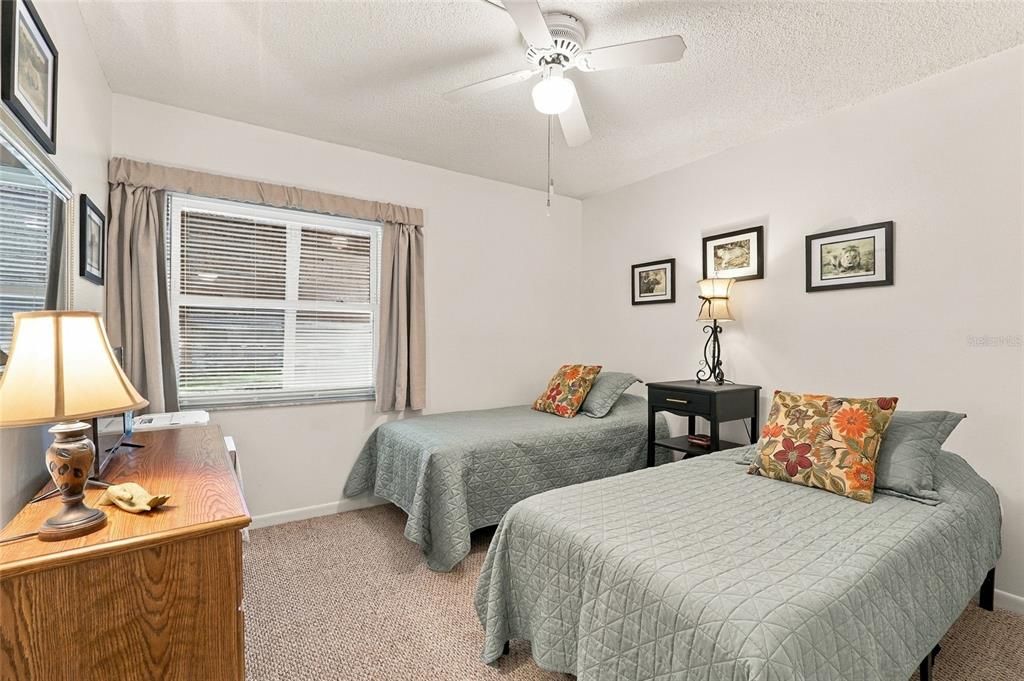 For Sale: $165,900 (2 beds, 2 baths, 897 Square Feet)