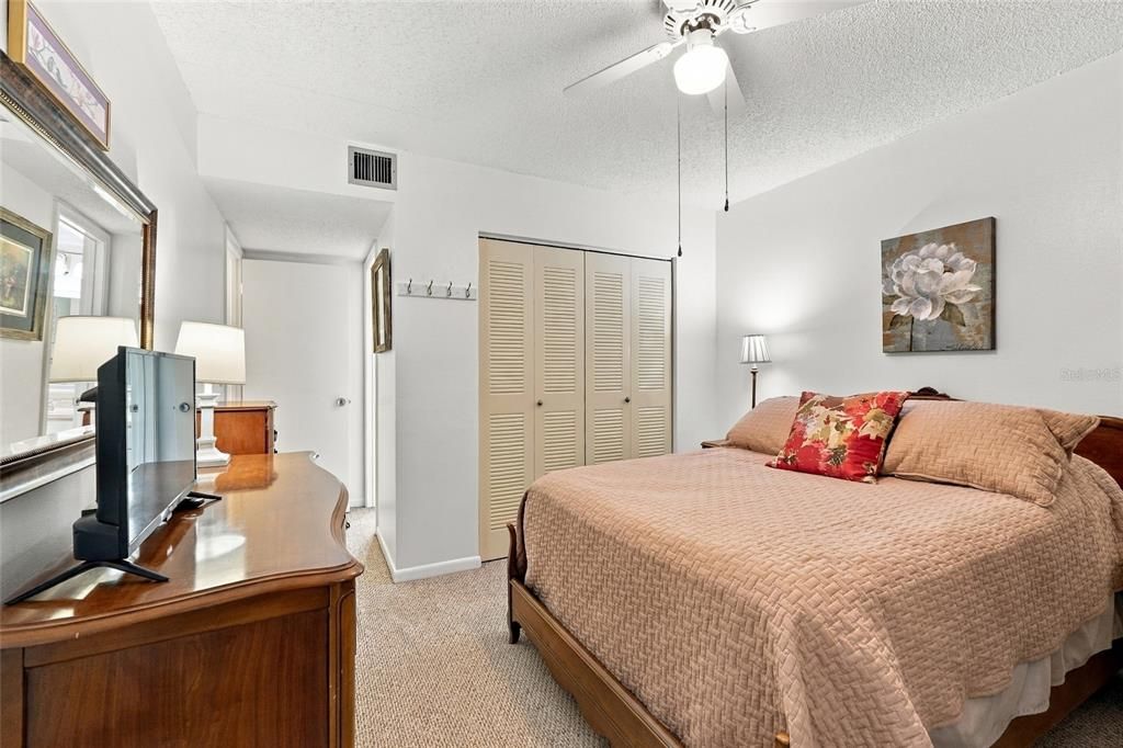 For Sale: $165,900 (2 beds, 2 baths, 897 Square Feet)